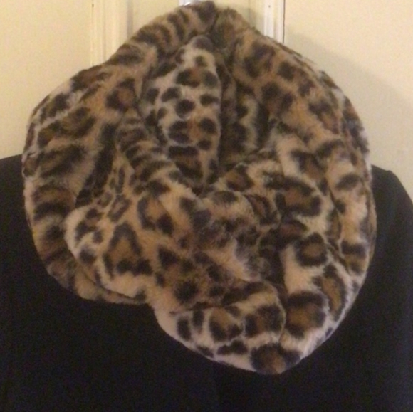 Calvin Klein Faux Fur Leopard print long Infinity Scarf - Picture 7 of 7